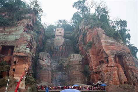 De Grote Boeddha van Leshan: Een gigantische contemplatie met een verborgen geschiedenis!